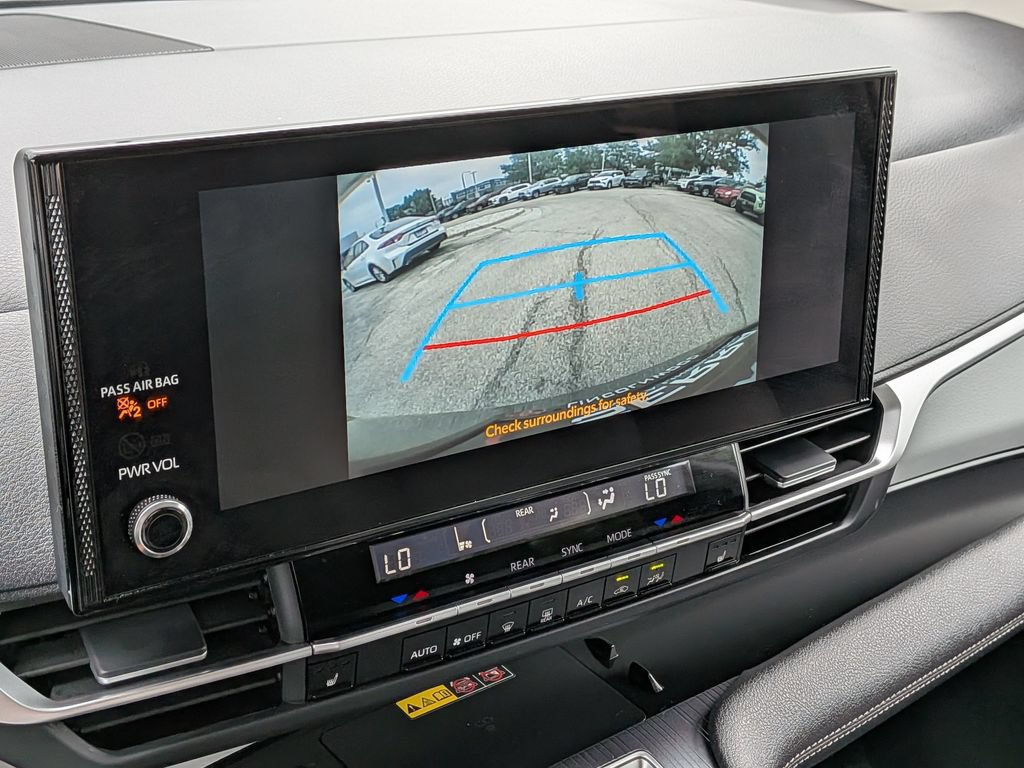 Used 2026 Toyota Sienna XLE FWD image 5