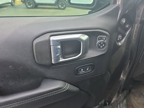 Used 2021 Jeep Gladiator Overland image 12