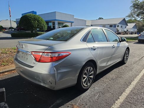 Used 2017 Toyota Camry LE FWD image 3