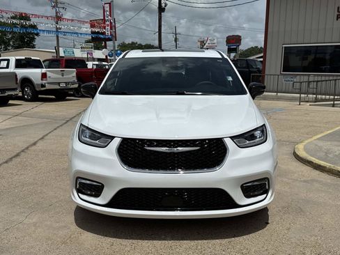 Used 2026 Chrysler Pacifica Limited FWD image 2