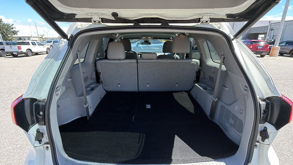 Used 2018 Toyota Highlander Plus FWD image 12