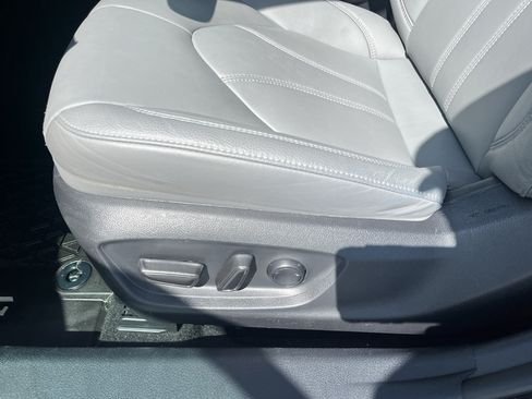 Used 2020 Toyota Avalon XLE w/ Moonroof Package FWD image 29