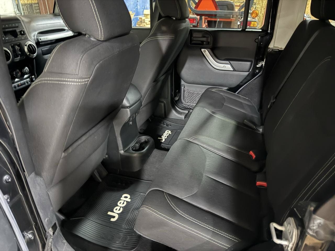 Used 2016 Jeep Wrangler Unlimited Sahara w/ Connectivity Group AWD/4WD image 14