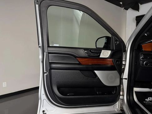 Used 2018 Lincoln Navigator Reserve w/ Technology Package AWD/4WD image 29