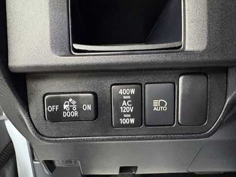 Used 2018 Toyota Tacoma TRD Sport AWD/4WD image 18