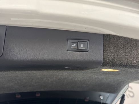 Used 2023 Bentley Bentayga Extended Wheelbase AWD/4WD image 30