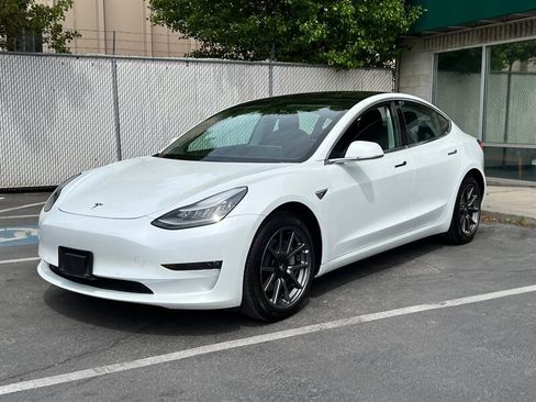 Used 2018 Tesla Model 3 Mid Range RWD image 3