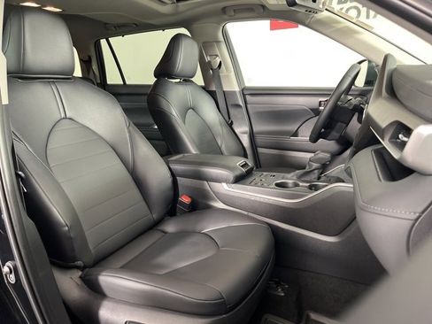 Used 2025 Toyota Highlander XLE image 33