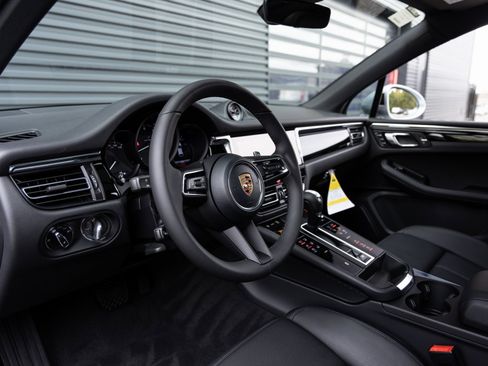 Certified 2026 Porsche Macan image 4
