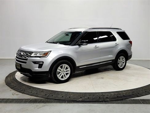 Used 2018 Ford Explorer XLT w/ Equipment Group 202A image 3