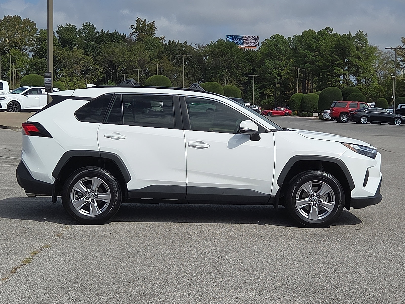 Used 2023 Toyota RAV4 XLE AWD/4WD image 6