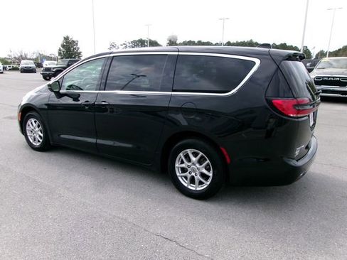 Used 2023 Chrysler Pacifica Touring-L image 3