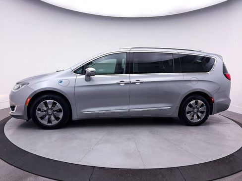 Used 2020 Chrysler Pacifica Limited w/ Advanced Safetytec Group FWD image 43