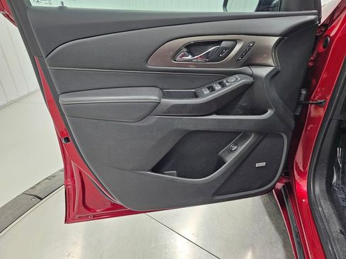 Used 2023 Chevrolet Traverse Premier image 38