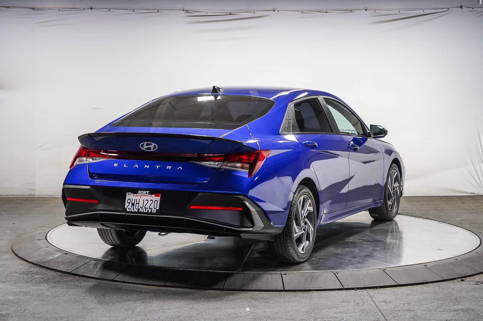 Used 2025 Hyundai Elantra Sport FWD image 4
