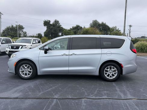 Used 2023 Chrysler Pacifica Touring-L FWD image 4