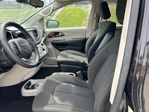 Used 2023 Chrysler Voyager LX FWD image 7