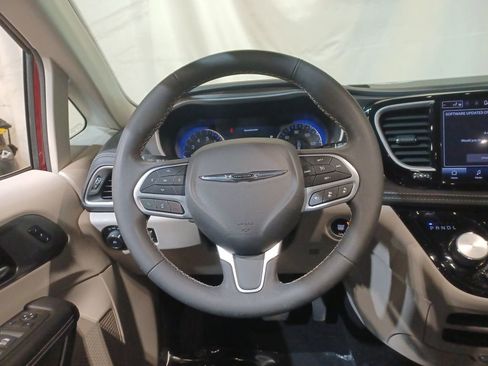 Used 2022 Chrysler Pacifica Touring-L image 11