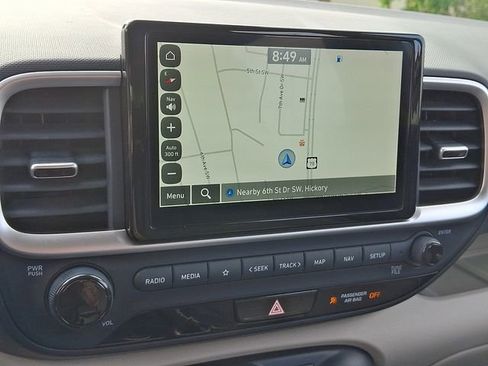 Used 2023 Hyundai Venue Limited FWD image 17