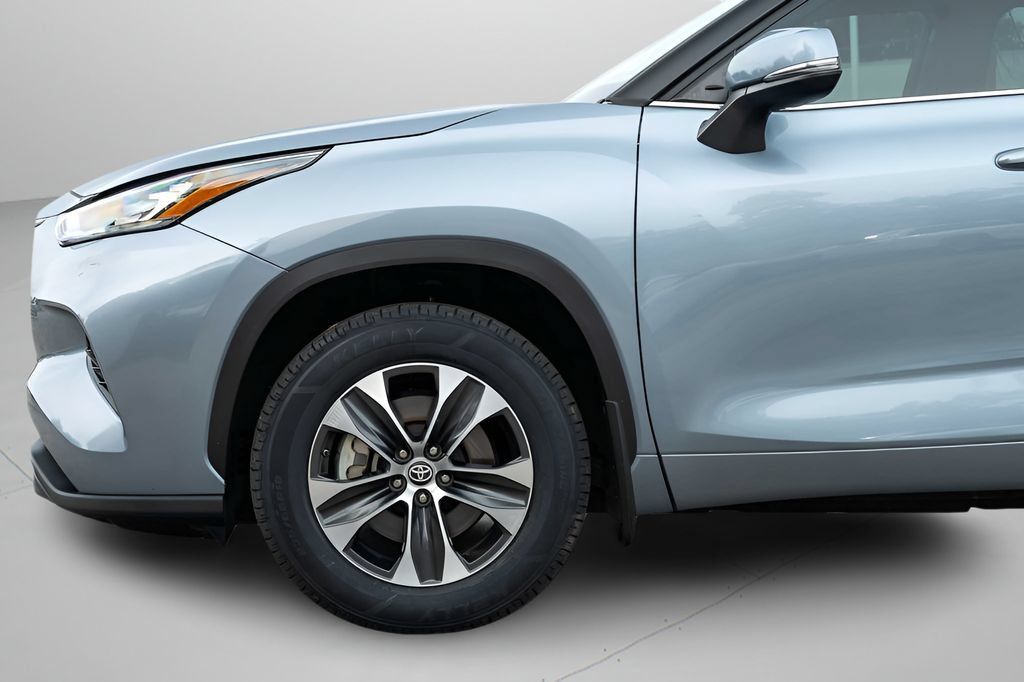 Used 2020 Toyota Highlander XLE AWD/4WD image 13
