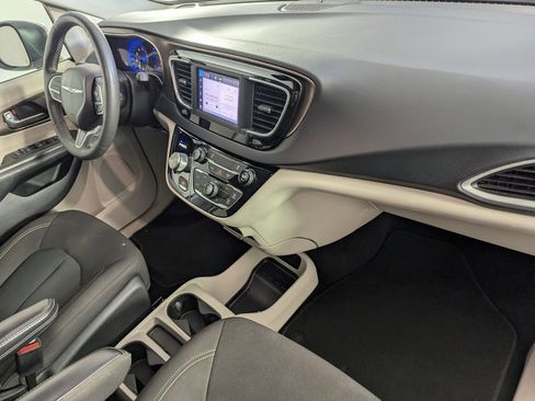 Certified 2022 Chrysler Voyager LX image 35