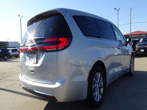Certified 2026 Chrysler Pacifica Limited FWD image 6