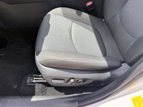 Used 2025 Toyota RAV4 XLE FWD image 28