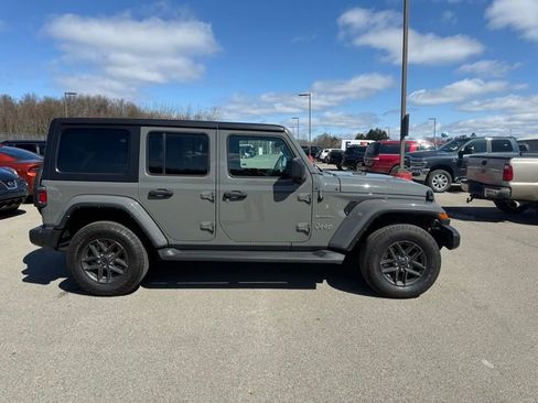 Used 2022 Jeep Wrangler Unlimited Sahara w/ Cold Weather Group image 5