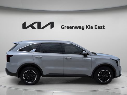 Certified 2025 Kia Sorento S FWD image 5