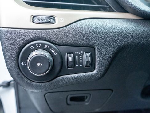 Used 2017 Jeep Cherokee Latitude w/ Cold Weather Group image 15