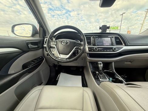 Used 2019 Toyota Highlander XLE image 27
