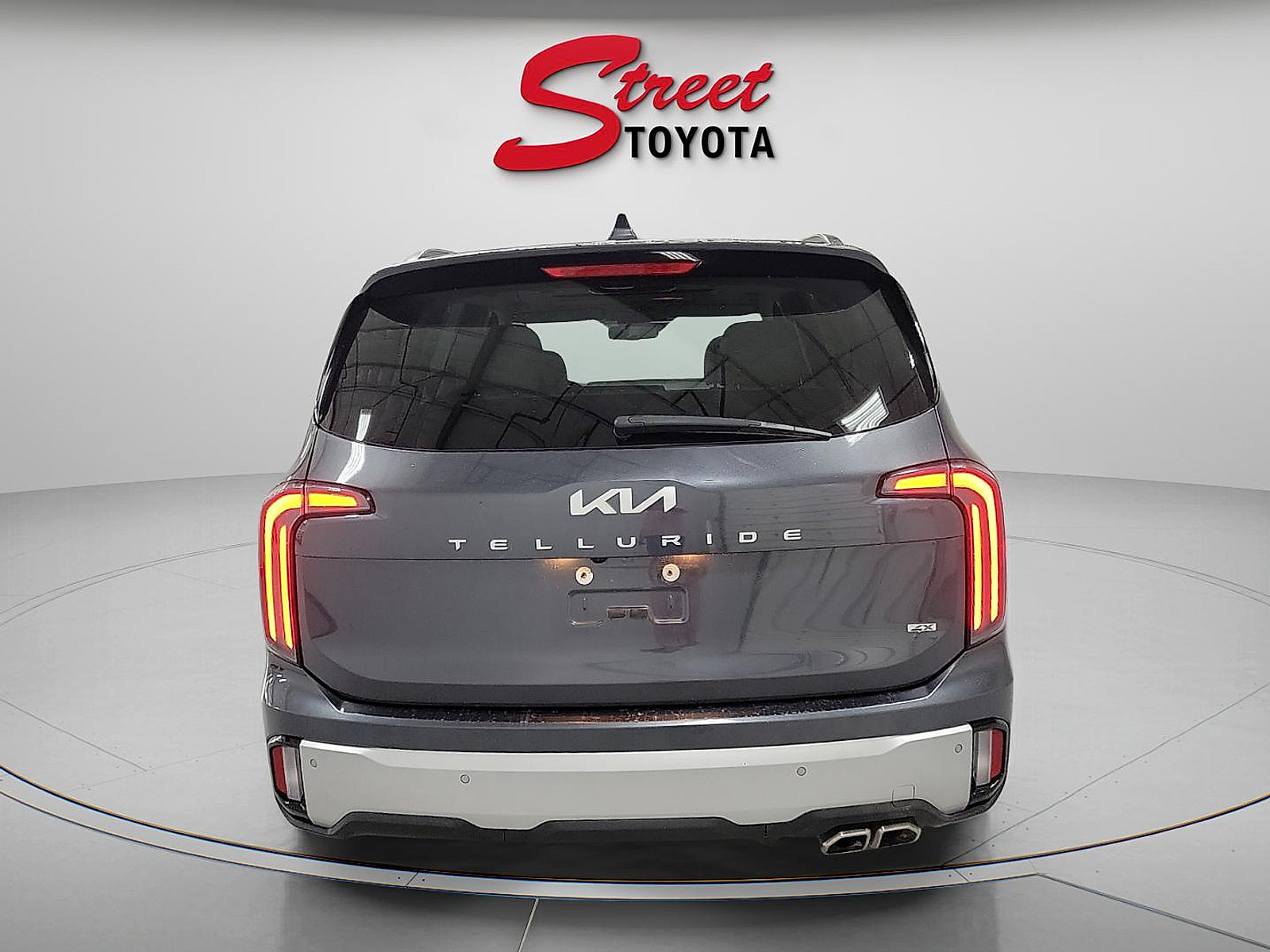 Used 2024 Kia Telluride EX w/ EX Captain's Chair Package AWD/4WD image 3