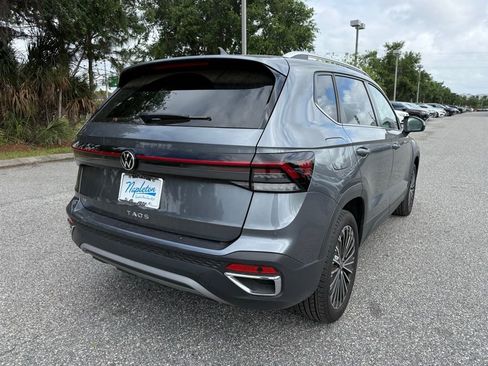 Used 2025 Volkswagen Taos SE w/ Panoramic Sunroof Package image 9