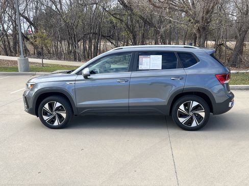 Certified 2024 Volkswagen Taos SE w/ Panoramic Sunroof Package image 7