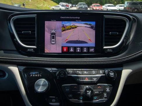 Used 2023 Chrysler Pacifica Touring-L FWD image 29
