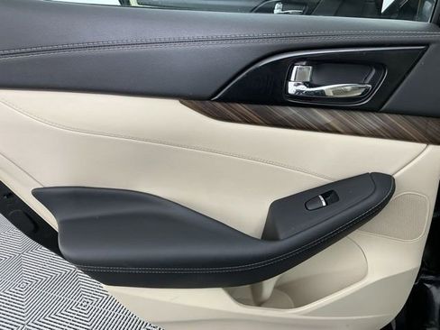 Used 2017 Nissan Maxima Platinum w/ Medallion Package FWD image 9