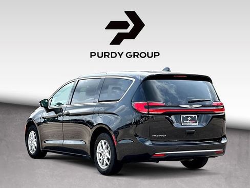 Used 2024 Chrysler Pacifica Touring-L FWD image 6