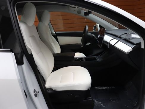 Used 2022 Tesla Model Y Long Range image 56