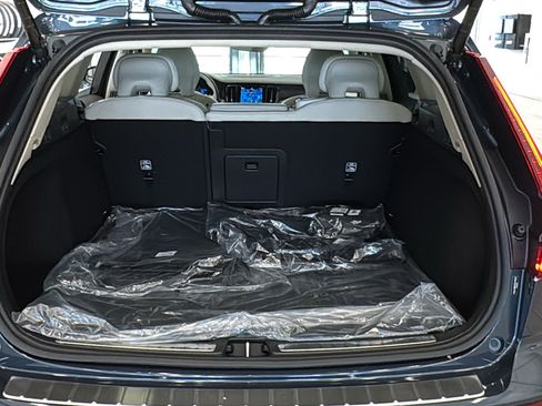 New 2026 Volvo V60 B5 Cross Country Plus w/ Protection Package Premier AWD/4WD image 29