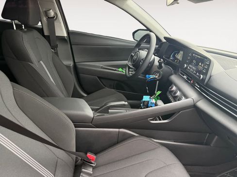 Certified 2025 Hyundai Elantra SE image 15