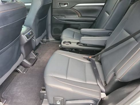 Used 2019 Toyota Highlander XLE FWD image 17