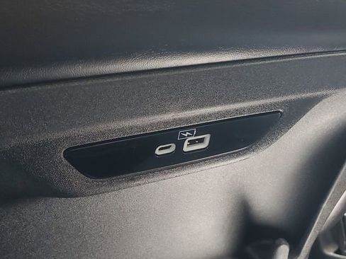 Used 2023 Chrysler Pacifica Limited FWD image 33