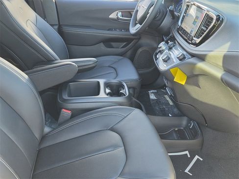New 2026 Chrysler Pacifica Select w/ S Appearance Package image 13