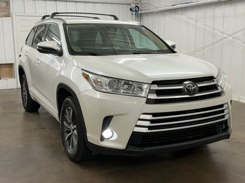 Used 2017 Toyota Highlander XLE FWD image 1