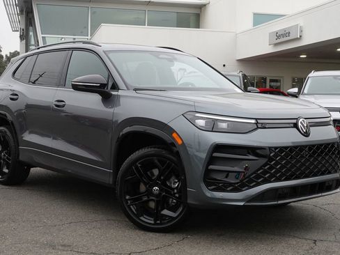 New 2026 Volkswagen Tiguan SE R-Line image 3