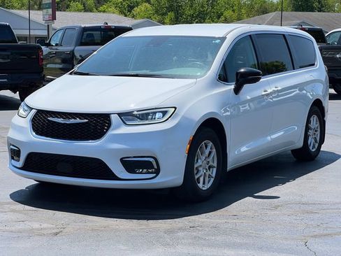Used 2024 Chrysler Pacifica Touring-L FWD image 45