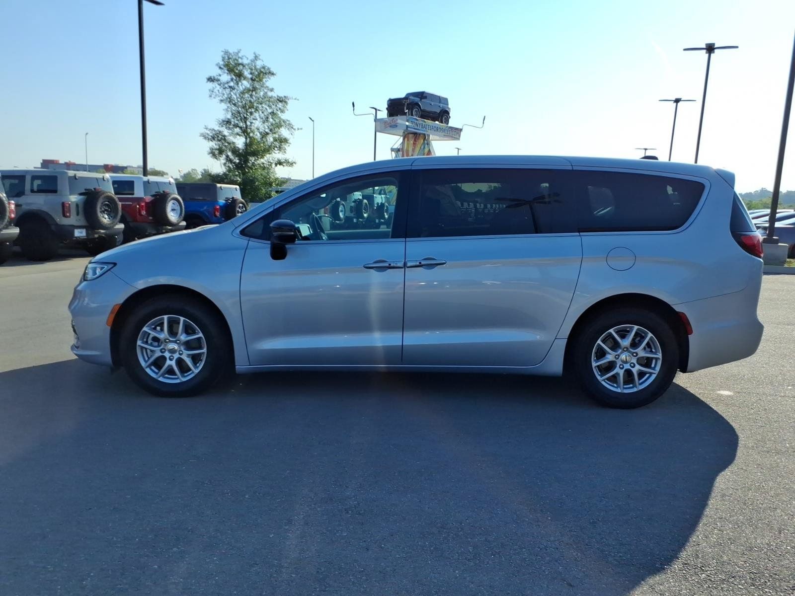 Used 2024 Chrysler Pacifica Touring-L FWD image 6