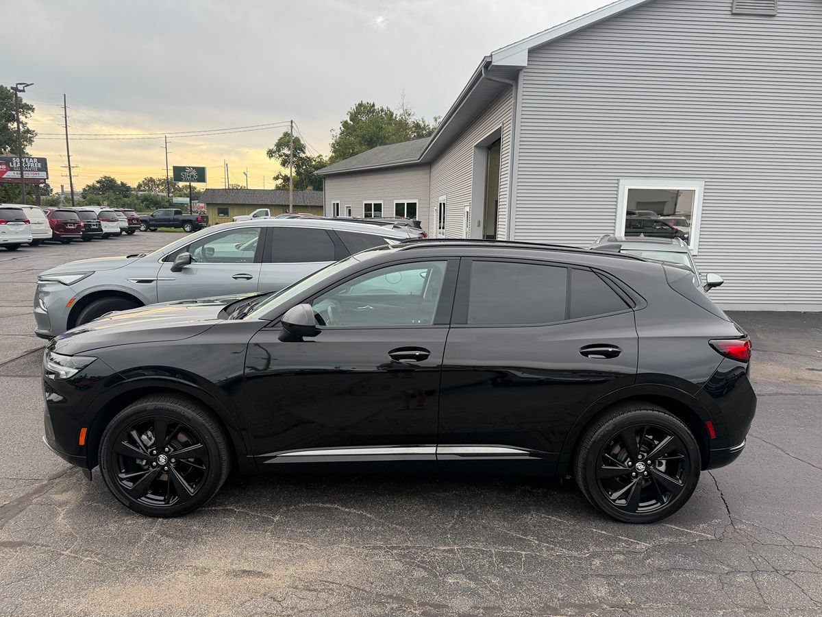 Used 2022 Buick Envision Essence w/ Technology Package I AWD/4WD image 2