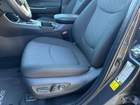 Used 2025 Toyota RAV4 XLE image 13