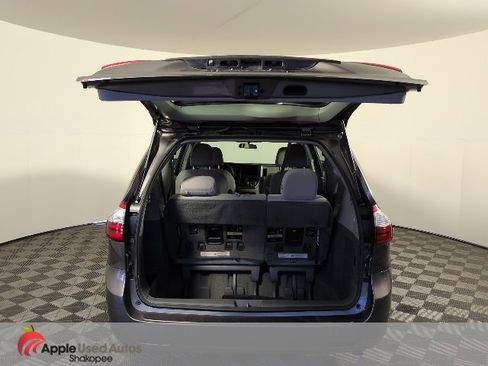 Used 2016 Toyota Sienna L image 8